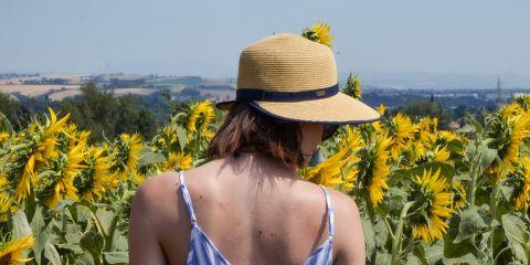 明明没变红但肌肤却黑了?一晒到太阳就泛红脱皮，但肌肤却一样白皙?所以防晒黑也等于防晒伤吗?其实「晒黑」跟「晒伤」并不一样喔!就让本文替你解答一下吧。