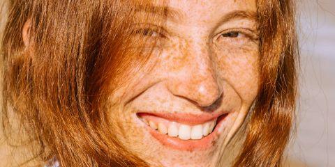 防晒擦好擦满，开心出去玩一整天，回家发现天啊怎么变黑了连斑点都跑出来了?是防晒已经底挡不住紫外线了吗?现在就让本文揭开紫外线与斑点之间的秘密吧。