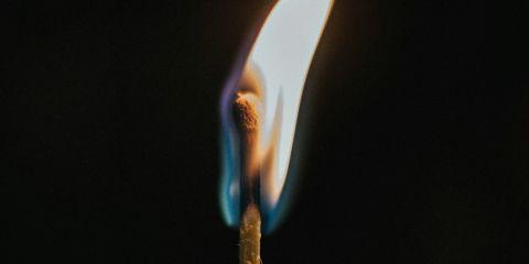 前面已经认识完常见的浅层性斑点，今天加码一个小单元:特殊性的浅层性斑点，帮你补充一些斑点冷知识，让肌肤有备无患。