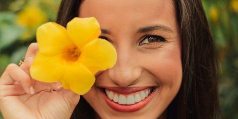 每次开心大笑时，眼周肌肤也悄悄的被挤压了，久而久之，细纹就这么默默地留下来了。想要持续笑得漂亮、眼睛依然明亮动人，那就快跟着本文一起了解一下眼周皱纹吧。