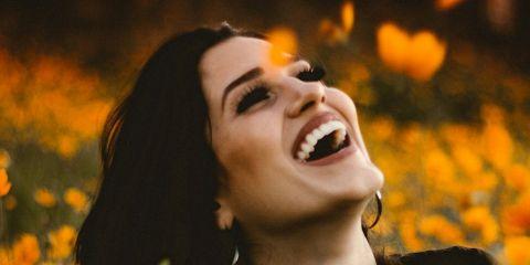 明明整张脸还算紧致，却总是觉得哪里看起来有点「累」?其实可能是唇周的纹路偷偷跑出来捣蛋了!这些纹路虽然不深，却可以让你显老显累。今天就让本篇文章来告诉你唇周皱纹到底是怎么来的吧。