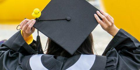 每天戴着口罩、在冷气房里忙东忙西，回到家还要卸妆保养，你是不是觉得肌肤越来越容易冒痘呢?其实有可能是生活中的小习惯导致肌肤被伤害，今天本篇文章整理出15个你可能没注意到的冒痘原因，快来一起看看吧。