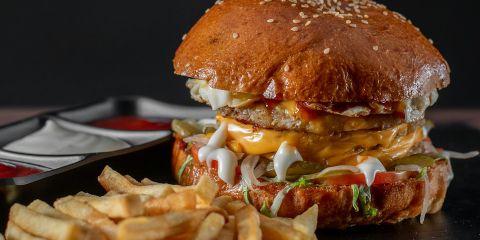 每天忙到没空好好吃饭，只靠咖啡、甜食撑过一整天?小心这些食物已经默默惹毛了你的肌肤。今天本篇文章就带你认识哪些是地雷食物，还有几个饮食小技巧，帮你忙碌中也能聪明吃、稳定肤况。