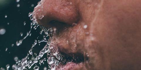 你是不是也曾经一出油就猛猛的洗脸，想让肌肤清爽一点呢?小心这样可能会让皮脂分泌更失控!今天就让本篇文章来带你破解油肌的保养秘诀，让你学会跟油肌和平共处。