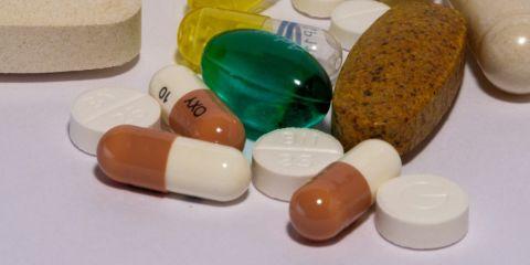 你是不是也是那种「头痛吃药、过敏就擦药膏」的效率型女生?但长期下来过度使用药品很容易使肌肤出现反效果，造成皮药性肌肤的问题。今天就让本篇文章好好为妳講解一下什么是皮药性肌肤吧。