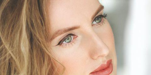 每天早上站在镜子前，为了画出自然又立体的眉毛，是否总是要花上10几分钟才能勾勒出自然完美的眉型呢?眉笔、眉粉、染眉膏样样上阵，却还是不够完美呢?今天就让本篇文章带你了解纹眉、绣眉、飘眉、雾眉的差异，让你眉型一次到位。