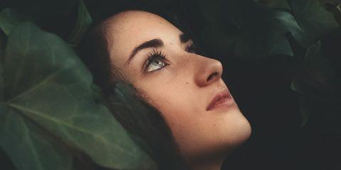 想要告别双下巴，重获紧致的下额线吗?今天本篇文章就来教你几招简单易学的日常伸展运动与穴位按摩，让你轻松摆脱双下巴。