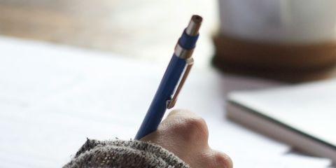 干肌女孩快看过来~刚刚发现自己是干性肌肤，是不是有点手足无措，突然不知道要怎么保养了呢?别担心，今天本篇文章就来告诉你几个干肌护肤小技巧，让你轻松养出水嫩肌。