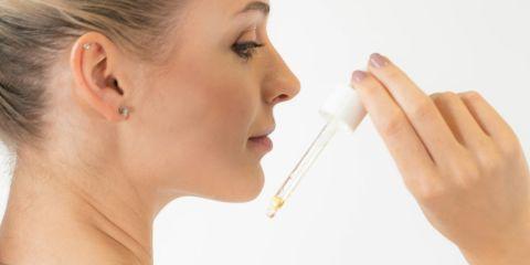 是否经常感到脸上油光闪闪，无论何时总是无法保持清爽？特别是在炎热高湿度的天气里，脸上的油脂分泌会变得更为旺盛。到底该怎么做才能让肌肤时刻保持清爽呢？本篇文章将教你几个实用的小妙招，帮助你有效控油，拥有更健康的肤质。