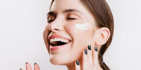 秋冬一到，保湿滋润就成了保养的关键字，可是油性肌肤的你，却总是卡在「出油还干燥」的尴尬状态吗?别担心!今天就让本篇文章教你秋冬油肌的护理技巧，让你摆脱肌肤大爆走。