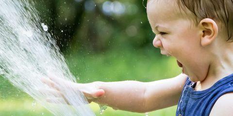 尝试了无数瓶瓶罐罐，却总觉得干燥问题还是挥之不去?别灰心~今天本篇文章帮你整理了保湿成分TOP6救星，现在就先来认识一下玻尿酸和神经醯胺的补水力量吧。