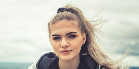 「肤色偏黄我就是暖色调吧?」「皮肤白白的，应该是冷色调吧?」你还在靠直觉判断肤色色调吗?结果不但妆感奇怪，还越画越没气色?今天就让本篇文章教你如何简单快速判断自己的肤色调，轻松选对妆容色系。