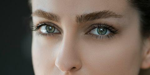 化完眼妆后，发现颜色不均匀，甚至眼影晕开，怎么办?这其实是很多人一开始化眼妆时会遇到的问题。今天就让本篇文章来为你解答，让你的眼妆不在花掉。