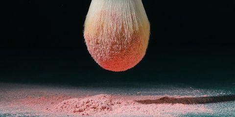 每次画完腮红都觉得自己好像贴了两个红苹果?想让腮红不在突兀，自然又减龄吗?今天就让本篇文章来教你如何打对腮红，轻松打造氛围感妆容。