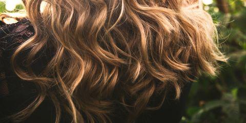 自然卷的你，是不是想摆脱自然卷带来的蓬乱与干涩困扰呢?今天就让本篇文章教你如何拯救这头毛发，让你从「毛躁困扰」转变成「卷发女神」。