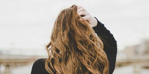 在精致的妆发，也抵不过一头塌扁油发的破坏力。明明每天认真洗头，却总是在几个小时内就油腻扁塌、看起来像没洗一样?别担心，今天本篇文章来为你解答头皮出油的原因，帮你找回轻盈发根状态。