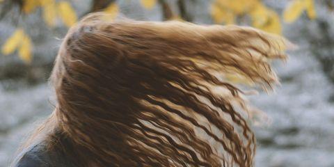 从地板上捡起的发丝总觉得越来越多，你是不是他开始担心自己掉发太严重?到底是正常掉发，还是真的掉太多呢?今天就跟着本篇文章自我检测一下吧。