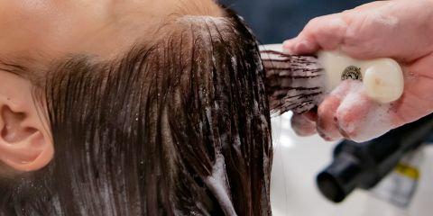 买洗发精时，你是不是也常被「香味」吸引，就直接购买了呢?但你知道吗?香味好闻并不等于适合你，选错洗发精可是会让头皮越洗越敏感、头发越洗越毛躁!今天就让本篇文章来教你如何正确挑选适合你的洗发精吧。