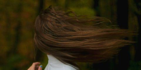 每天出门前一定要抓出完美发型的你，是不是也常用发胶或发腊定型?但你有没有抓完一下子就塌的经验呢?那只是因为你用错造型产品啦~今天就让本篇文章带你快速了解发胶与发腊的差异，让你造型更持久。