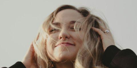 发型要好看，但头皮也不能忽略!你是不是常常一整天上了发胶、发腊后，头皮觉得闷、甚至有点痒？小心!别让造型习惯默默伤害了头皮以及发质，今天就让本篇文章告诉你造型会造成头发什么影响吧。