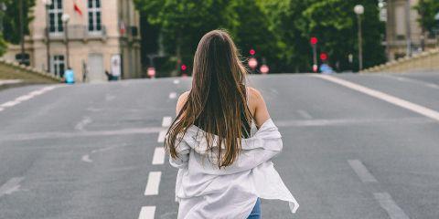 每天一早靠干洗发救头油，却发现愈用越离不开它?其实干洗发只是辅助，长期使用可能会造成头皮压力。今天就让本篇文章教你干洗发的正确使用方式以及如何帮助你稳定发根，不在天天出油。