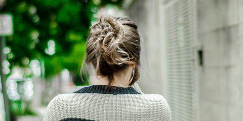 是不是绑头发时，一定要梳的整整齐齐，完全不能接受松垮垮的造型?但是这种「用整齐、越紧绷」的习惯，其实正在偷偷拉扯你的发根，发际线早就默默在抗议了!今天就让本篇文章教你一招快速测试是否绑过紧，以及如何绑得漂亮也不秃头。