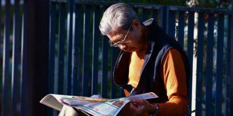 肌肤大约从25岁就会逐渐步入老化，老化原因包含内因性及外因性两大项。内因性与遗传、自然老化等息息相关；而外因性则与环境及生活习惯有关，像是空气污染、日晒、熬夜、抽烟、酗酒等，都有可能增加肌肤的老化速度。