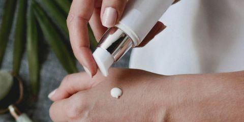 虽然磨砂膏、泥膜，甚至刷酸都能达到去角质的效果，但并不是每一种方式都适合每一种肤质。特别是如果你是敏感肌，贸然使用酸类产品，反而可能造成刺激与泛红。现在就跟着本篇文章，透过简单自我肤质检测，找出适合的去角质吧。