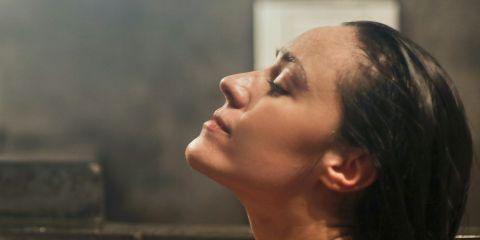 用了磨砂膏之后觉得效果还不够，想再加码刷酸吗?先别急~不同的去角质混用有风险，可能会让肌肤受不了!现在就跟着本篇文章来了解一下去角质的正确用法。