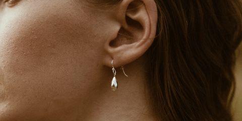 刚穿耳不久，却因轻微的红肿发炎感到有点无措吗?别担心，今天就让本篇文章陪你一起了解耳洞发炎的原因和舒缓的方式，让你轻松度过恢复期。