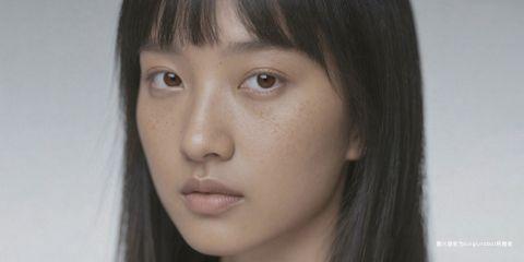 肤色是肌肤健康与年轻感的重要指标。然而，现代人因生活压力、环境污染与作息不佳，
常出现暗沉、蜡黄或泛红等肤色问题。
这些状况不仅影响外观，背后更可能反映皮肤屏障、血液循环甚至内分泌的失衡。
本文将解析三大常见肤色异常的成因与保养对策，帮助读者建立全面护理观念。