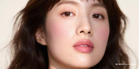 皮肤健康的关键在于油水平衡，也就是皮脂分泌与角质层含水量的相互协调。当皮肤缺水或油脂分泌异常时，保护屏障会受到影响，导致各种肌肤困扰。许多人不自觉已经陷入「油水平衡失调」的状态，却误以为只是单纯的肤质问题。以下五大征兆，是判断肌肤是否失衡的重要指标。