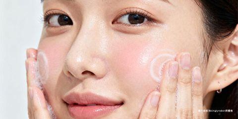 对敏感肌肤而言，清洁是一把「双面刃」：洗脸能去除污垢与多余油脂，但若方法不当，反而会破坏皮肤屏障，使敏感问题加剧。因此，正确的洗脸方式对于维持敏感肌的稳定至关重要。