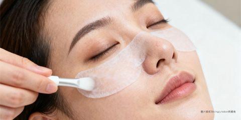 黑头粉刺（Blackheads）是最常见的毛孔问题之一，主要由皮脂、角质堆积于毛孔，经氧化后形成黑点。由于多集中在鼻头与 T 区，常被形容为「草莓鼻」。不少人相信透过按摩或热敷能帮助黑头排出，达到「畅通毛孔」的效果。但这些方法是否真的有效？本文将从皮肤学角度进行分析。