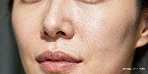 细纹的形成不仅与年龄、紫外线与胶原蛋白流失有关，日常基础保养中的「卸妆与清洁」也扮演关键角色。许多人误以为清洁越彻底越好，却忽略过度清洁或卸妆方式不当，反而会破坏皮肤屏障，加速细纹生成。本文将从皮肤学角度解析清洁不当如何影响细纹，并提供正确建议。