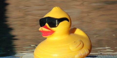 肌肤开始出现细纹先别着急买昂贵保养品!你可能只是忽略的抗老第一步:防晒与补水!现在就马上跟着本文来看看为什么防晒与补水如此重要吧。