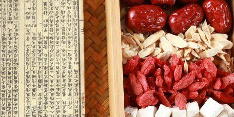 外在的美固然重要,但真正动人的美,是从身体里自然散发出来的光彩!这也是中医美容的保养方式:从体质的调整让你精气神一起变好。现在就让本篇文章带你了解中医抗老的精随吧!