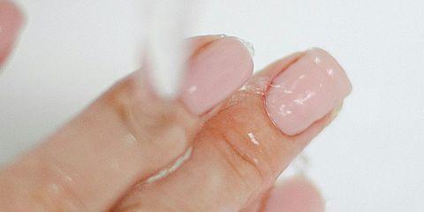 是不是才出门两个小时就油光满光想要洗脸呢?尤其是一晒太阳,油光瞬间浮出让你怀疑脸是不是没有洗干净?其实油可不一定就脏喔!今天就让本篇文章来带你了解油肌的真正原因吧。