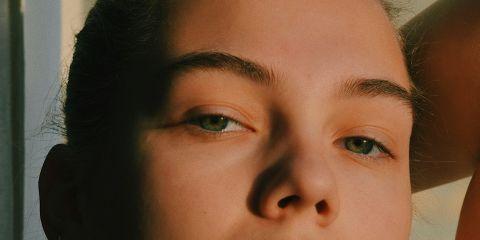 针眼等于眼睛的青春痘吗?冒出一大颗让人手超痒好想去挤一下?等等~千万不要冲动!针眼可不是普通的痘痘!今天就让本篇文章告诉你如何正确处理针眼,帮你舒缓疼痛且不留疤。