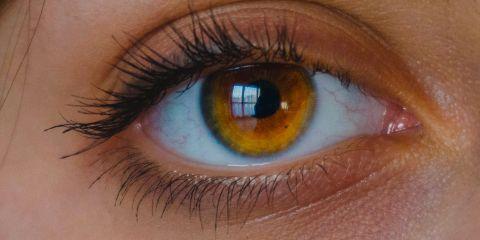 你是不是总是靠睫毛夹和睫毛膏来让睫毛变得又卷又翘呢?其实除了化妆时的技巧,日常生活也有一些简单的小方法,可以轻松拥有自然卷翘的睫毛喔。快跟着本篇文章一起来看看吧。