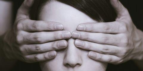 明明每天认真卸妆、洗脸、保养,却觉得肤况还是卡卡、没有明显进步吗?别着急~这绝对不是你不够努力,而是不小心踩到了护肤误区!今天本篇文章整理出护肤中最常忽略的三大错误,快看看是不是它悄悄的拖了你的后腿呢?