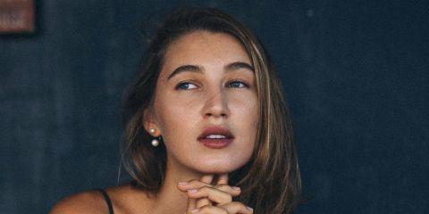 是不是站在专柜前,看着一排的妆前乳颜色一头雾水呢?紫色、蜜桃、肤色…等到底有什么差?其实不同的妆前乳,背后可是藏着专业的「色彩校正原理」。今天就让本篇文章帮你搞懂妆前乳的色彩魔法。