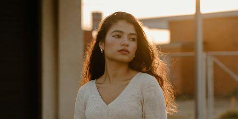 选好妆前乳和色号后,开心地试上一层,结果一照镜子吓了一跳?妆感竟然泛白、厚重、还卡粉,整张脸仿佛戴了面具?其实啊,就算妆前产品再厉害,用错方法还是会翻车!这篇文章就要教你聪明使用妆前乳的技巧,让妆前打底更服贴,气色也跟着加分!