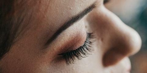 想让眼神看起来温柔又有神,甚至展现优雅气场?只要睫毛一刷好,一秒就能提亮双眼。今天,本篇文章就带你学习如何轻松刷出根根分明的太阳花睫毛,快一起来看看吧。