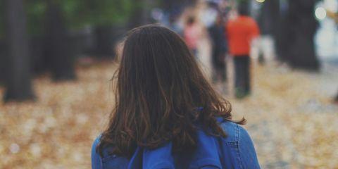 天天夹头发,发尾越来越毛躁吗?为了高颅顶、完美卷度,卷发棒已经成为你每天的必备神器吧?可是,发尾怎么越夹越毛、甚至一拉就断呢?别再以为这只是干燥问题,其实是高温对发质的伤害!今天就跟着本篇文章检查一下,你是不是也中了这些伤发习惯吧。