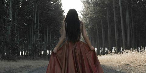 每天早上起床,头发总是塌塌地贴在头皮上,怎么整理都无法让发根蓬松起来。究竟是什么原因让头发这么塌呢?今天就让本篇文章来为你解答一下吧。