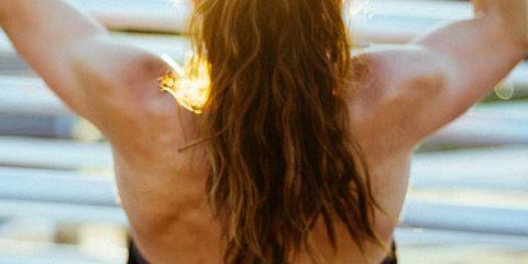 皮脂腺与汗腺是皮肤结构之真皮层中决定肤质的两种腺体,汗腺分泌的汗水和皮脂腺分泌的皮脂会在肌肤表面形成一层酸膜,是决定肤质的天然保护膜,有抑制细菌和滋润皮肤的功能。今天就让我们一起来认识汗腺的关键功能吧。