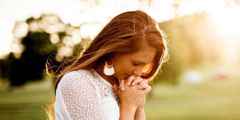 肌肤总是干干的,上妆不服贴老是卡卡的吗?想要肌肤水润Q弹、摆脱干燥细纹,补水保湿绝对不能少了玻尿酸!现在就跟着本篇文章一起认识玻尿酸,让肌肤补满水吧。