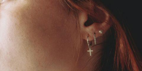 已经拥有多处耳洞的你,正在寻找更独特的搭配方式吗?星座式排列、轨道款式,甚至贯穿式耳洞,都是近期备受关注的造型选择。今天本篇文章就来带你认识个些别具风格的耳洞款式吧。