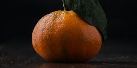 你的皮肤粗糙不平整,就像是橘子皮吗?橘皮组织常发生于腹部、臀部、大腿的肌肤,虽然不会对健康造成任何的困扰,但较严重者,外观会有明显的改变,并因此对患者心理产生严重的负面影响。今天就让本篇文章带你认识什么是橘皮吧。